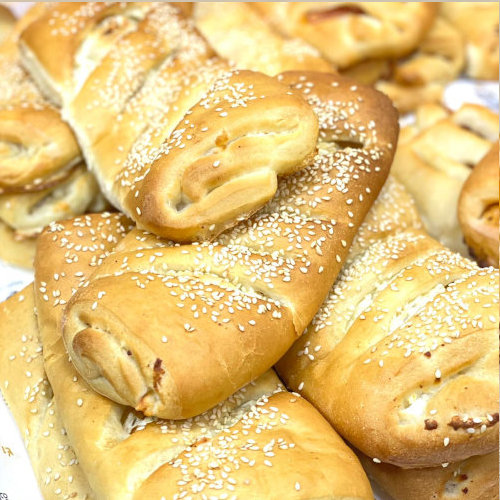 جبنة صفراء مع زيتون اسود