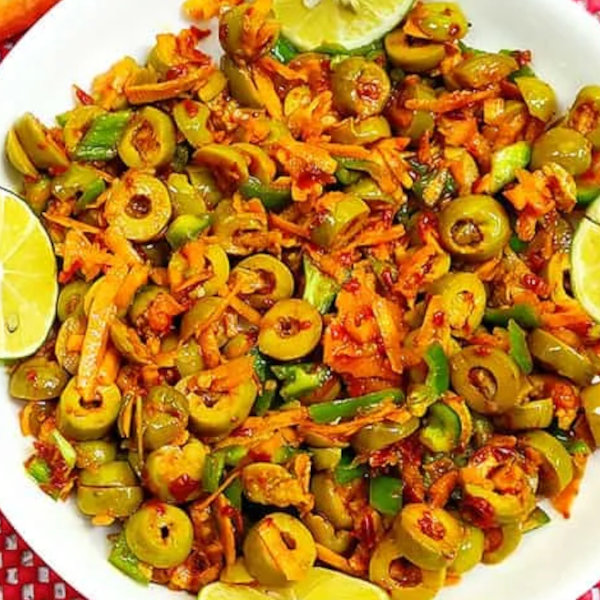 مخلل زيتون مع لوز و جزر