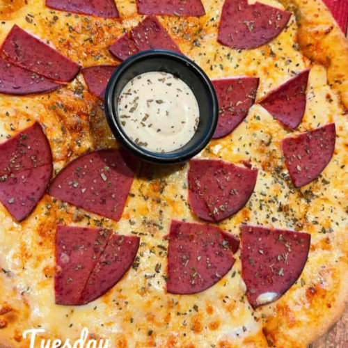 بيتزا روست بيف مع خضار